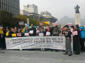Pro-gay Christians rally in central Seoul to demand full equality under God for all Koreans.  Rev. Daniel Payne, center in clergy collar, Jun-Young Lee translating. (Chungwook Park photo).